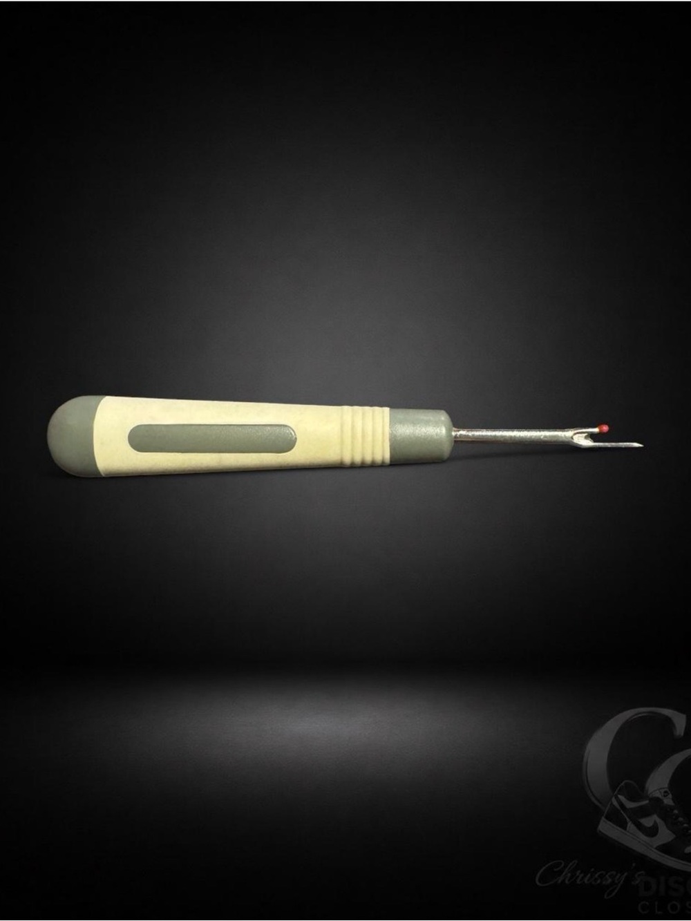 Seam Ripper with Soft-Grip Handle in Cream and Gray